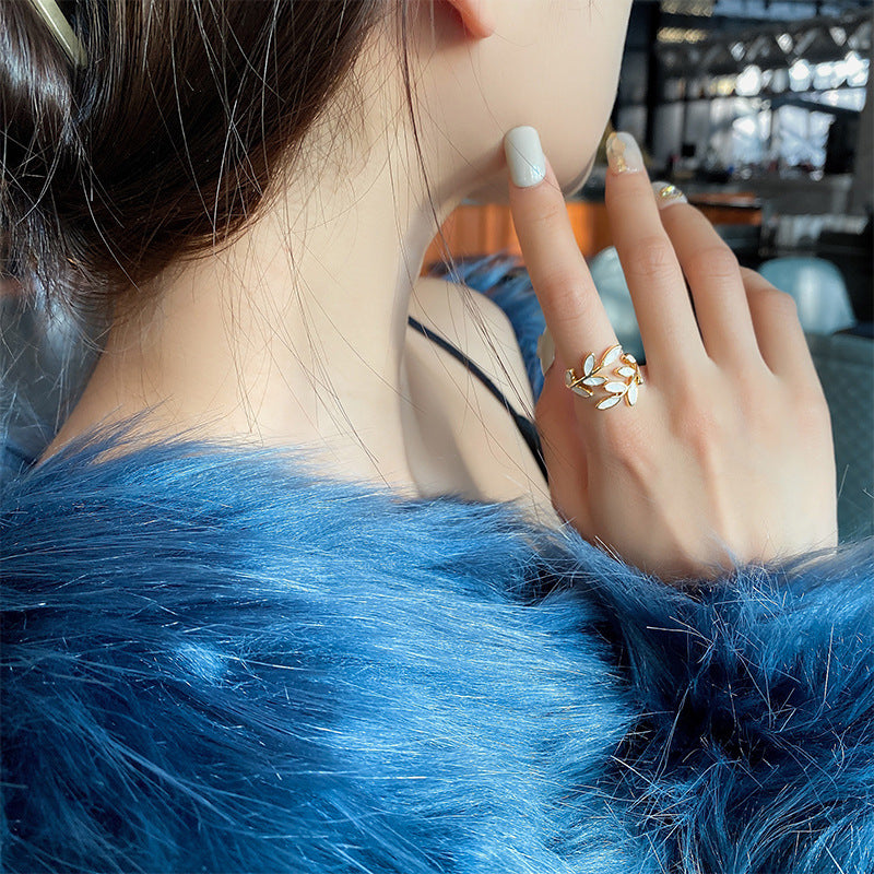 Millie™ - Graceful Leaf Ring