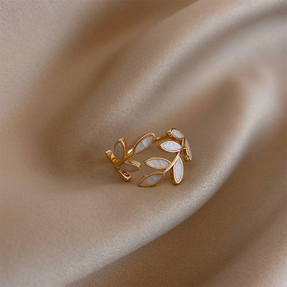Millie™ - Graceful Leaf Ring
